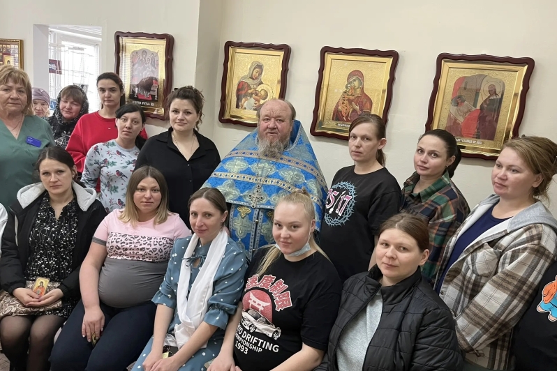 Священник совершил молебен в молельной комнате районной больницы села Верхний Мамон