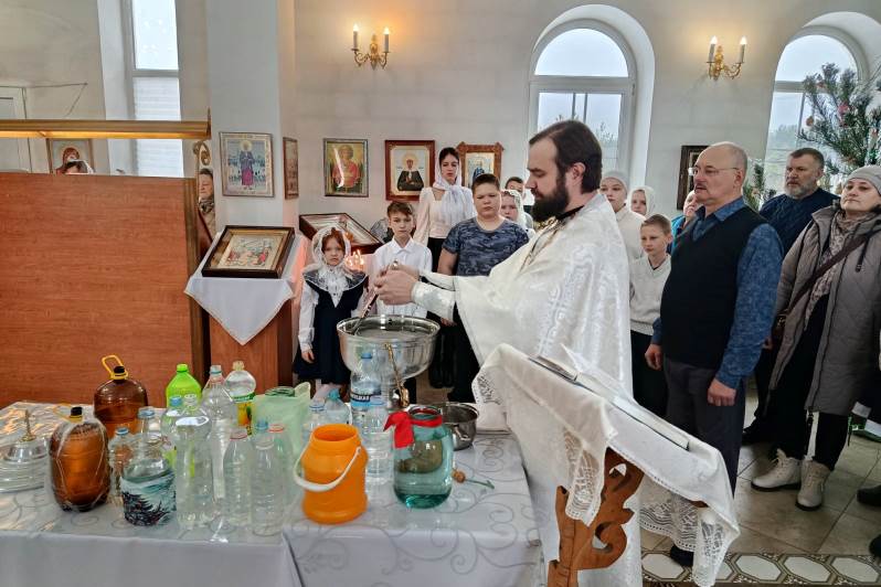 В праздник Рождества Христова в Никольском храме села Бабка прошла праздничная Божественная литургия и в храме Архангела Михаила села Александровка Донская был отслужен праздничный молебен с водоосвящением