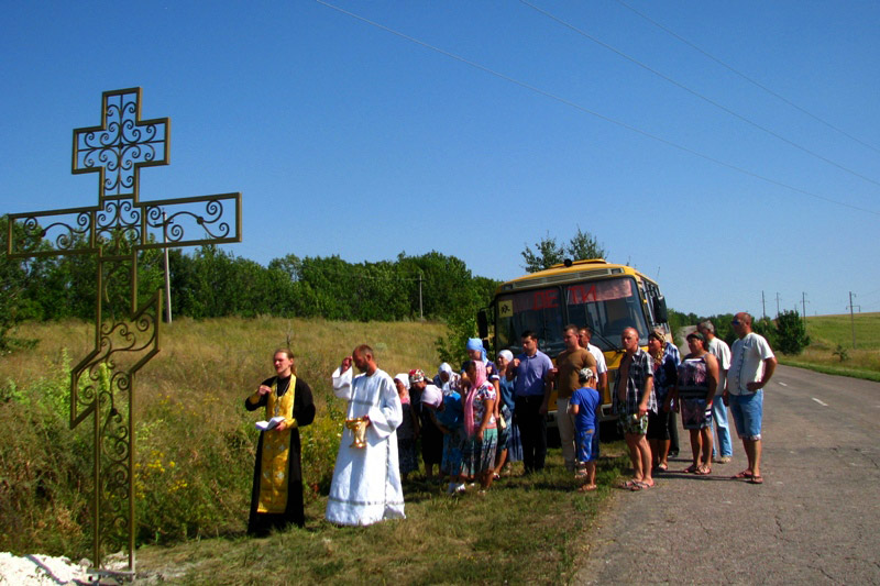 В селе Жилино освятили три поклонных креста