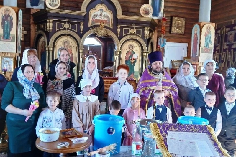 В храме Архистратига Божия Михаила села Воробьевка учащиеся воскресной группы поздравили прихожанок с праздником весны
