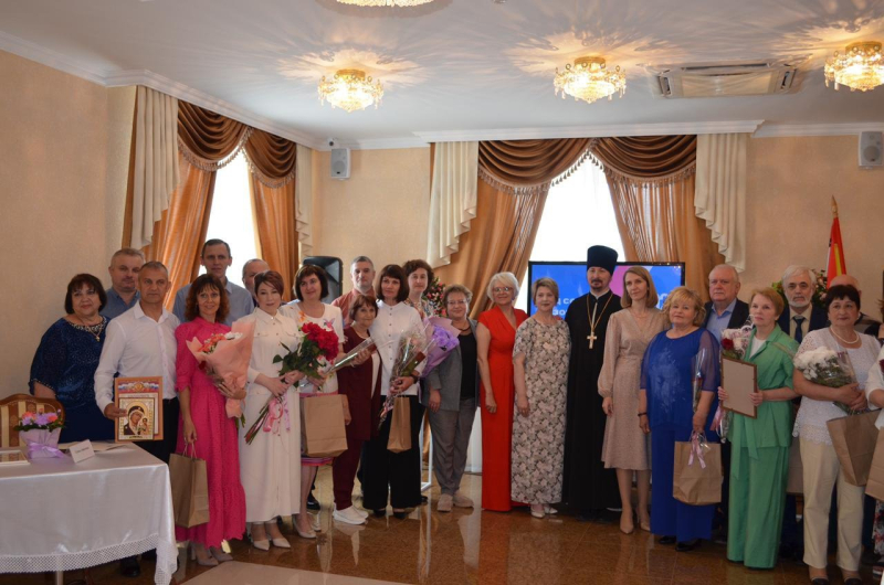 В территориальном отделе ЗАГС Павловска поздравили супружеские пары-педагогов района, проживших вместе более 10 лет