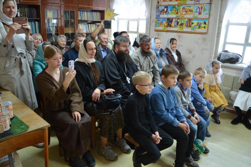 День отца в Казанском храме поселка Каменка: Божественная литургия и праздничный концерт
