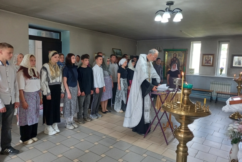 В селе Галиевка священнослужитель совершил молебен перед экзаменами