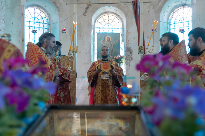 В день отдания праздника Пасхи Правящий Архиерей совершил Божественную литургию в Успенском храме с. Басовка