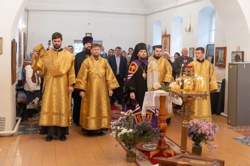 Преосвященнейший Дионисий, епископ Россошанский и Острогожский, возглавил Божественную литургию в храме святого Апостола и Евангелиста Иоанна Богослова села Переволочное Калачеевского района