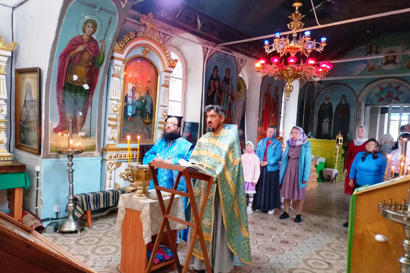 В селах Трехстенки и Верхние Марки встретили Ильинский крестный ход: верующие поклонились иконе Божией Матери «Спорительница хлебов»