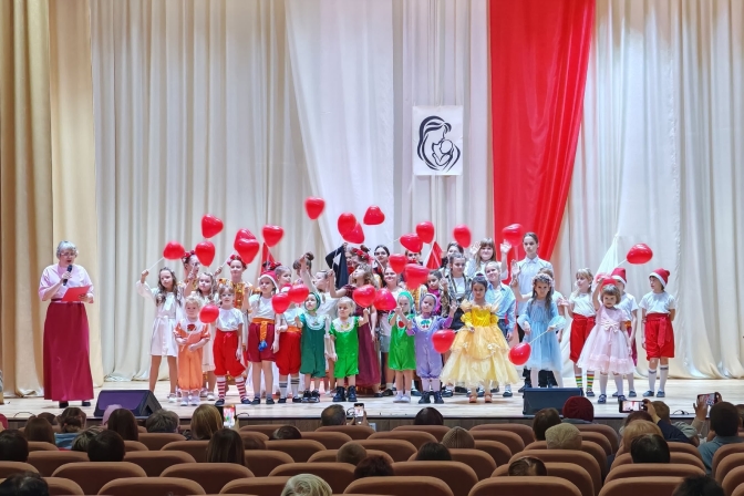 Настоятель Михайло-Архангельского храма с. Воронцовка посетил праздничный концерт в Доме культуры по случаю Дня матери