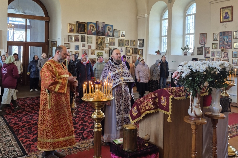 В храме Архистратига Михаила села Нижний Мамон священнослужитель совершил богослужения и чин погребения Плащаницы