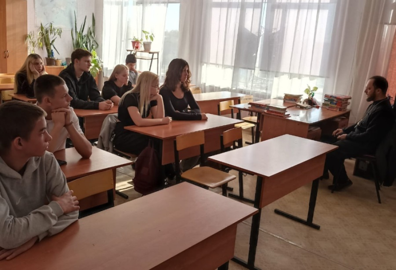 Настоятель Михайло-Архангельского храма с. Воронцовка побеседовал со старшеклассниками сельской школы