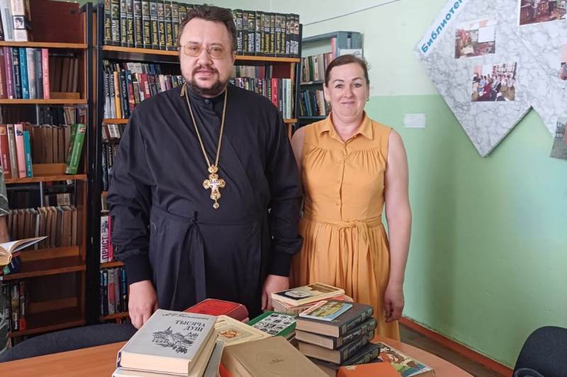 Настоятель Петропавловского храма передал в дар библиотеке набор духовной литературы из личной коллекции
