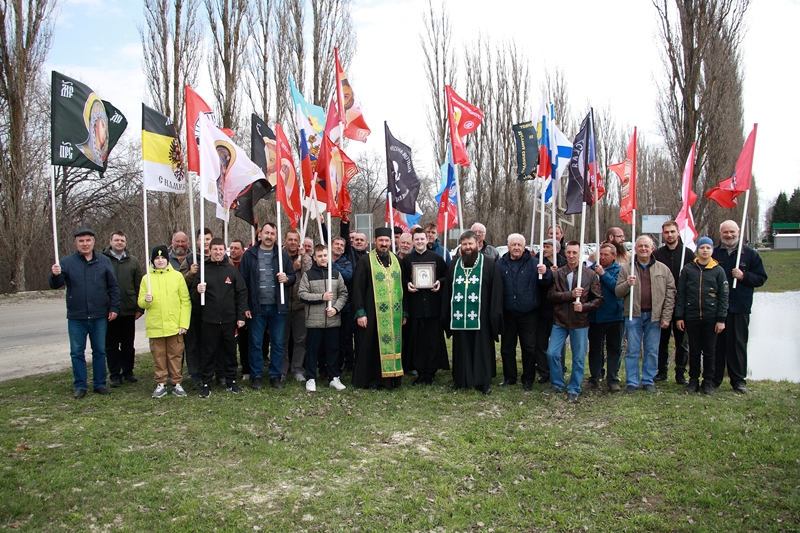 В поселке Каменка состоялся братский молебен у Поклонного креста