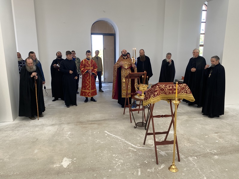В Белогорском мужском монастыре был совершен праздничный молебен в воссозданном Воскресенском соборе