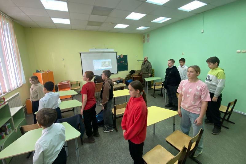 В «Школе выживания» в Россоши провели занятие по использованию защитного костюма