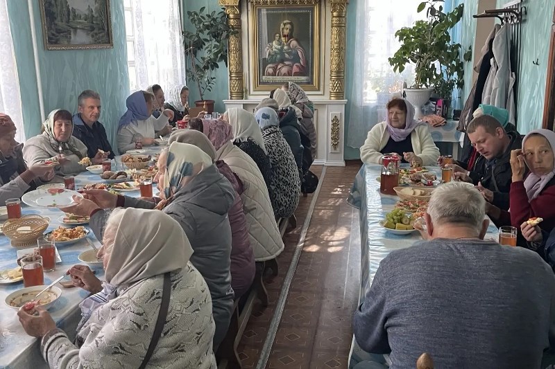 В трапезной Казанского храма Каменки прошла благословенная трапеза для пожилых прихожан
