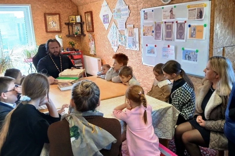 Воспитанники воскресной группы при храме Архистратига Божия Михаила села Воробьевка познакомились с историей книгопечатания на Руси