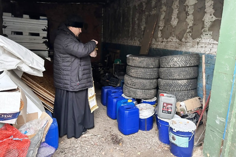 Благочинный Калачеевского церковного округа освятил гуманитарный груз для участников специальной военной операции