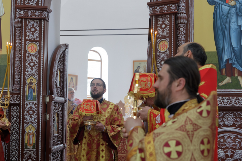В Неделю 6-ю по Пасхе, о слепом, епископ Дионисий совершил Божественную литургию в Воскресенском соборе Белогорского мужского монастыря