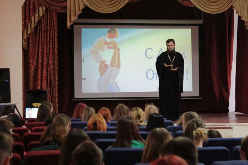 Клирик Свято-Ильинского кафедрального собора посетил Россошанский филиал Губернского педагогического колледжа
