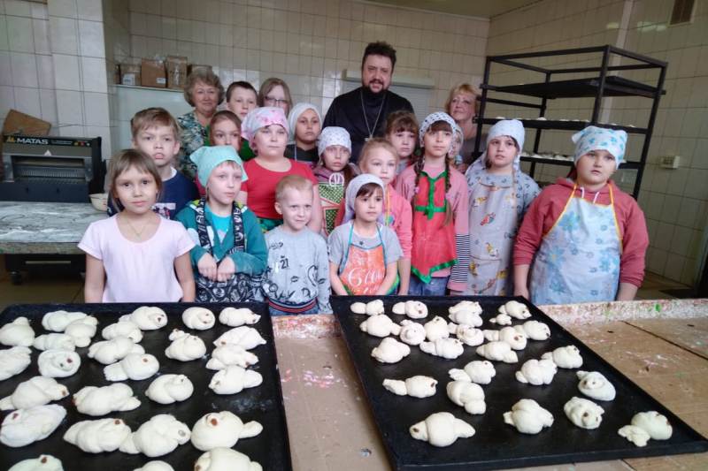 Мастер-класс по изготовлению жаворонков для воспитанников воскресной школы Петропавловского храма