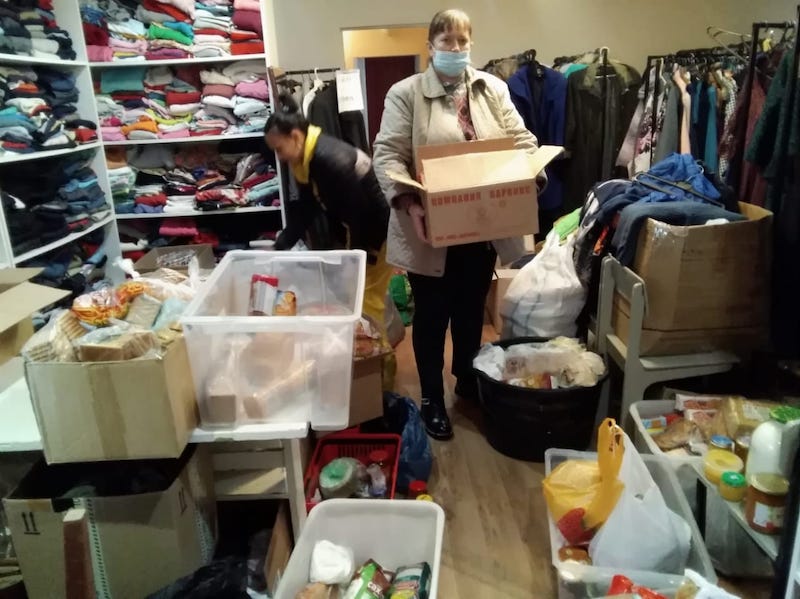 Гуманитарный центр благочиния передал нуждающимся продуктовые наборы из пожертованний на родительскую субботу