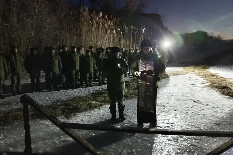 Военнослужащие Острогожска отметили Крещение Господне совместной молитвой и купанием в купели