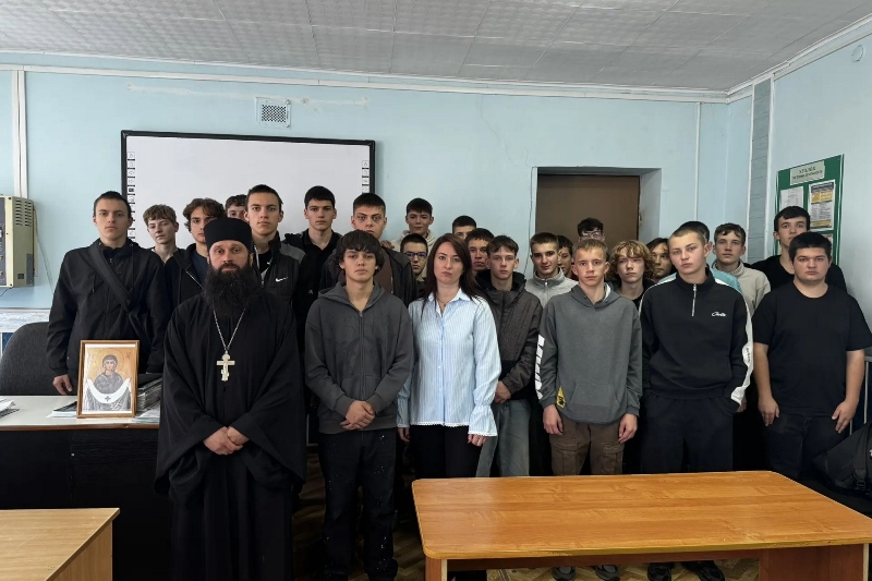 В праздник Покрова клирик Россошанского благочиния посетил один из корпусов Россошанского техникума 