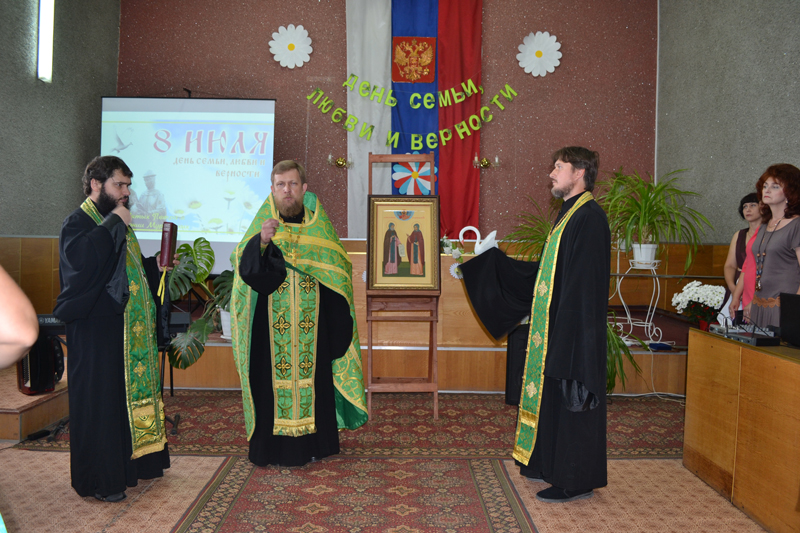 В районном празднике «День любви, семьи и верности» приняли участие священнослужители Ольховатского благочиния