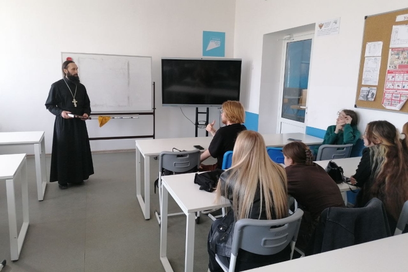 Руководитель епархиального миссионерского отдела посетил Россошанский ССУЗ