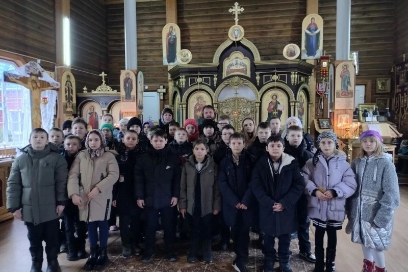 Учащиеся Воробьевской школы побывали на познавательной экскурсии в храме Архистратига Божия Михаила села Воробьевка
