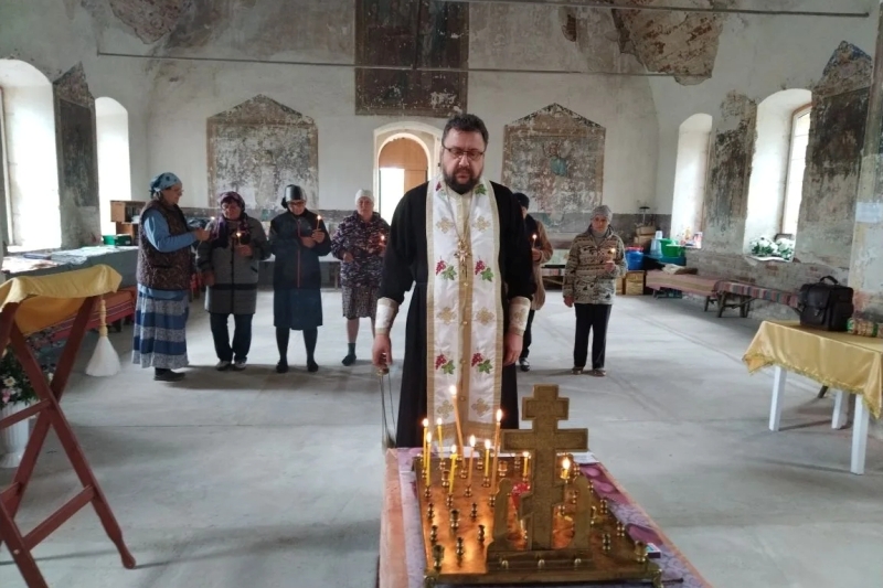 В преддверии Троицкой родительской субботы священник совершил панихиды в селах Богучарского района