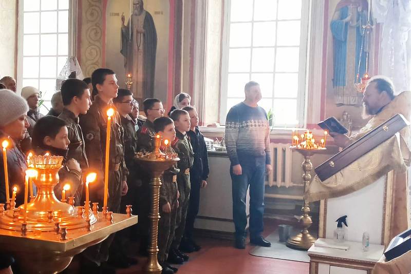 Кадеты Острогожского филиала Горожанского казачьего кадетского корпуса помолились на Литургии в Михайло-Архангельском храме Острогожска