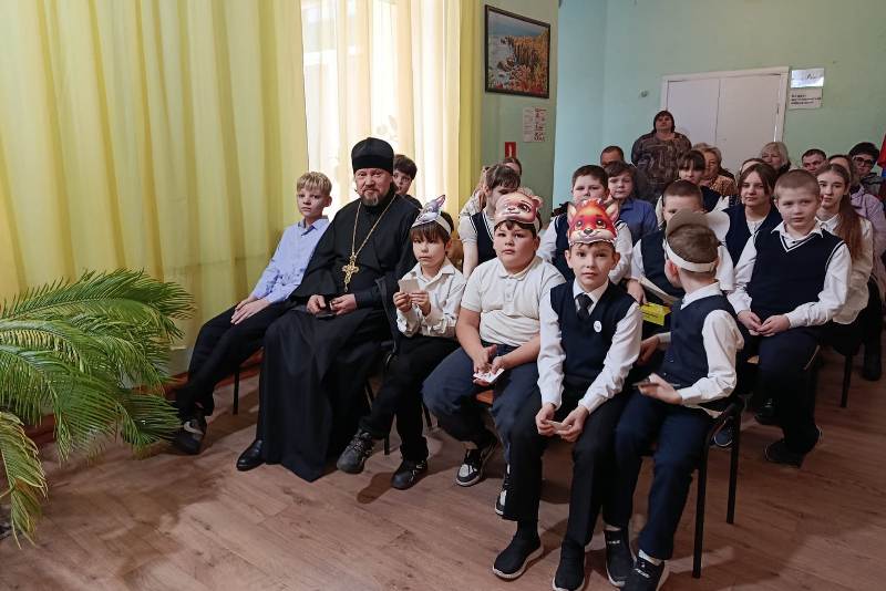 Священнослужитель принял участие во внеклассном занятии, посвященном Дню матери, в школе села Солдатское Острогожского района