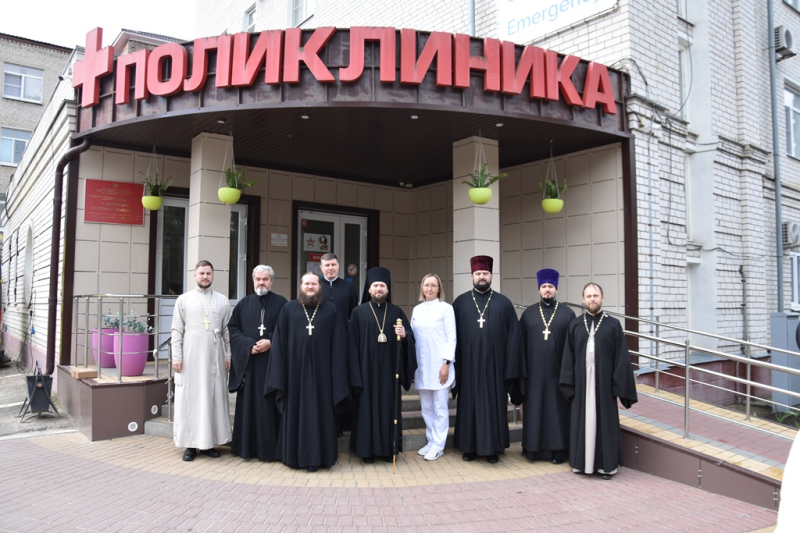 Правящий Архиерей поздравил руководство, медперсонал и пациентов Павловской районной больницы с Пасхой Христовой