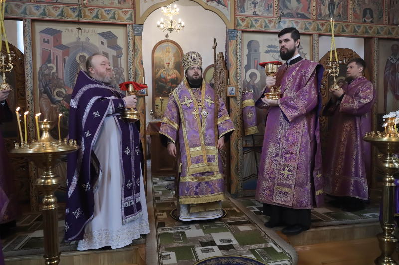 В субботу первой седмицы Великого поста Правящий Архиерей совершил Литургию в Троицком храме пгт Подгоренский