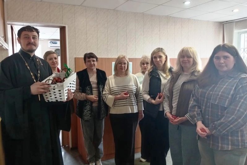 Клирик Россошанского благочиния поздравил сотрудников военного комиссариата со Светлой Пасхой