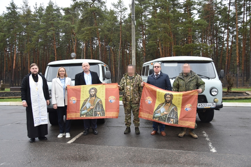 Павловская районная больница передала на фронт два автомобиля УАЗ 