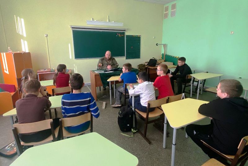 В «Школе выживания» города Россоши провели очередное занятие по сборке и разборке автомата и пистолета