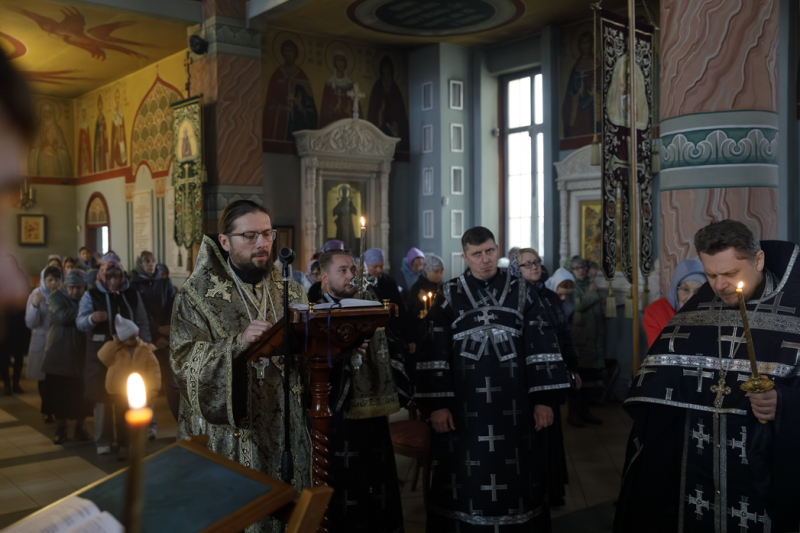 В канун Великой Субботы епископ Дионисий совершил утреню с чином погребения в Свято-Ильинском кафедральном соборе города Россоши