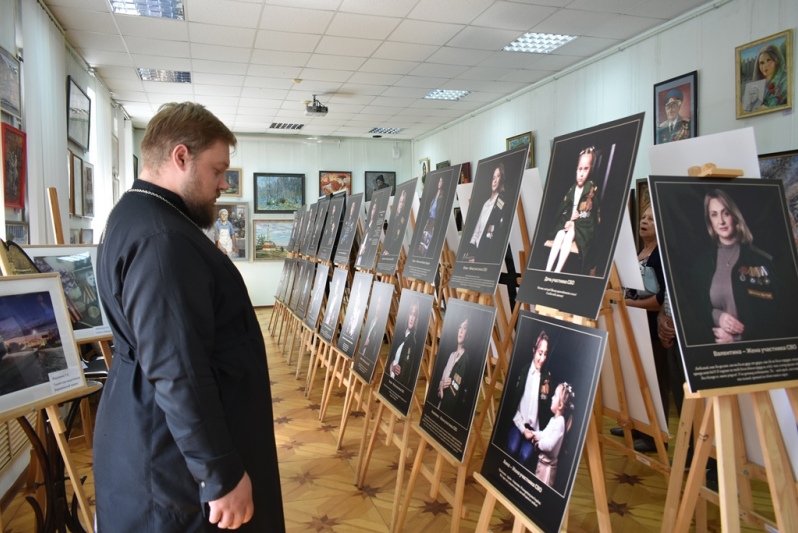 В выставочном зале Острогожского музея прошла презентация новой фотовыставки «Жена Героя»