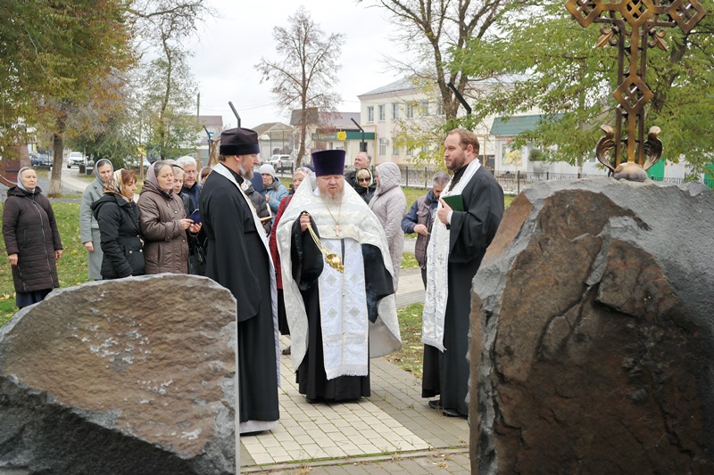 В День памяти жертв политических репрессий в с. Верхний Мамон совершили панихиду о всех православных христианах
