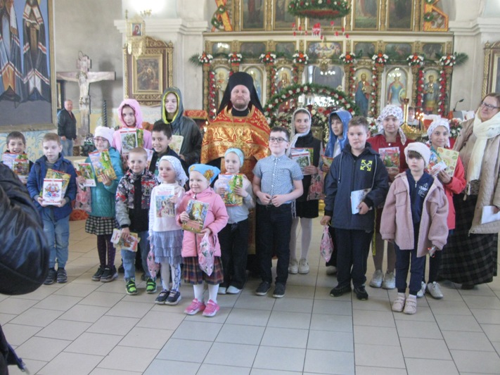 Воспитанники воскресной школы поздравили благочинного с праздником Светлого Христова Воскресения