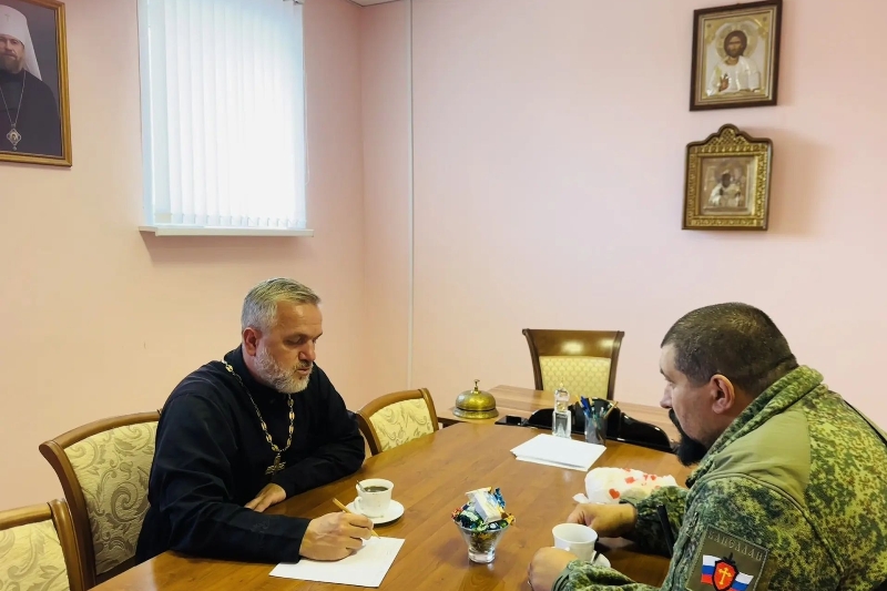 Руководитель епархиального отдела встретился с военным священником