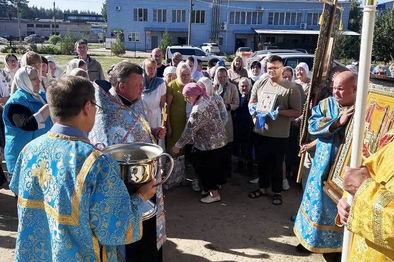 В храме Рождества Пресвятой Богородицы города Россошь молитвенно отметили престольный праздник