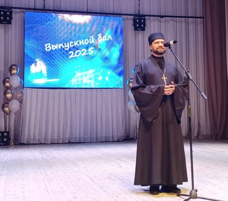 Выпускники получили благословение от священника