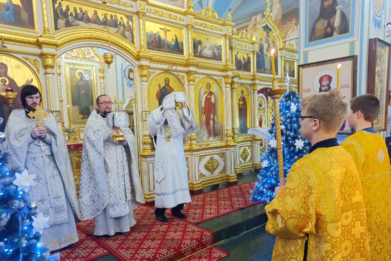 В праздник Рождества Христова в Тихоновском соборном храме города Острогожска совершили Божественную литургию