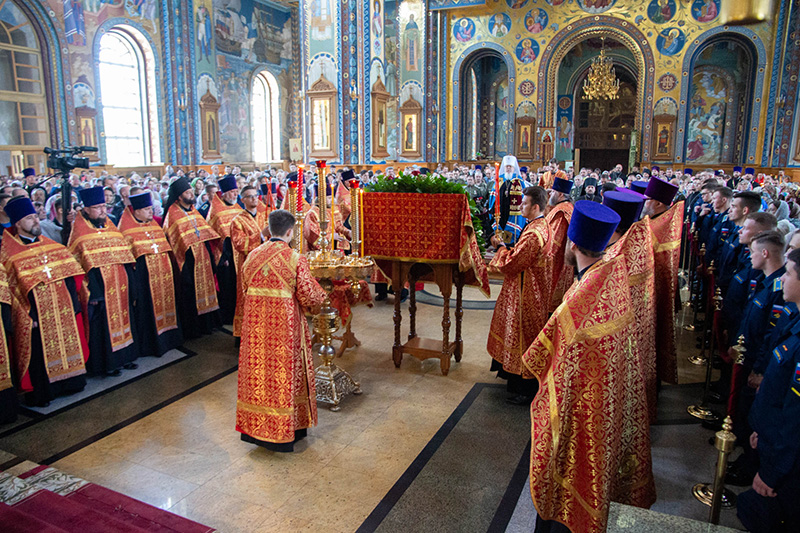 Преосвященнейший епископ Дионисий принял участие в молебне о Победе перед ковчегом с частицей мощей святого великомученика Георгия Победоносца