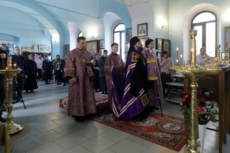 Епископ Дионисий совершил Божественную литургию в храме Рождества Пресвятой Богородицы села Верхний Карабут