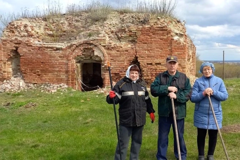 Жители Нижнего Ольшана провели субботник у руинированного храма Святой Живоначальной Троицы в селе Верхний Ольшан