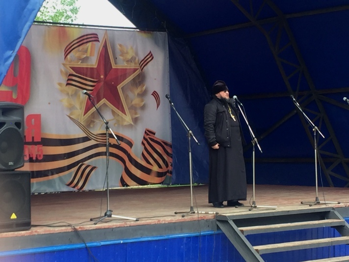 Настоятель Александро-Невского храма принял участие в мероприятии по случаю Дня Победы и совершил поминовение погибших в ВОВ