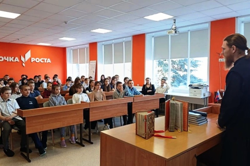 В Подгоренской средней общеобразовательной школе Калачеевского района состоялась встреча со священником, посвященная Дню православной книги